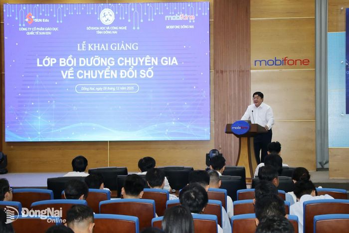 Một lớp bồi dưỡng về chuyển đổi số dành cho cán bộ, công chức chuyên trách/bán chuyên trách về công nghệ thông tin (phụ trách chuyển đổi số) của 95 xã, phường và các sở, ban, ngành trên địa bàn thành phố Đồng Nai do Sở Khoa học và Công nghệ tổ chức. Ảnh: Hải Quân