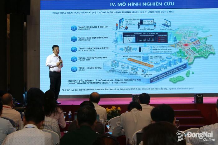 Lãnh đạo Sở Y tế chia sẻ tham luận tại Tọa đàm Định hướng chuyển đổi số phục vụ quản trị đô thị thông minh thành phố Đồng Nai vào đầu tháng 5-2026. Ảnh: Hải Quân