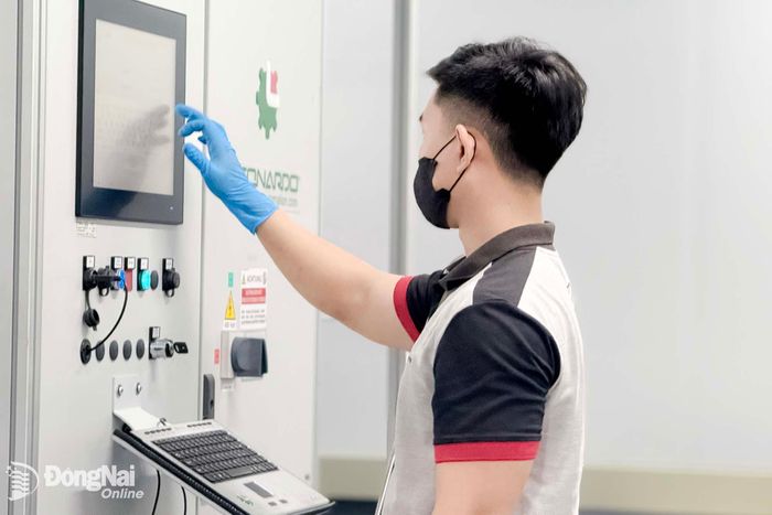 Hoạt động ứng dụng công nghệ vào vận hành sản xuất tại Công ty TNHH Action Composites Hightech Industries ở Khu công nghiệp Nhơn Trạch 3. Ảnh: Hải Quân