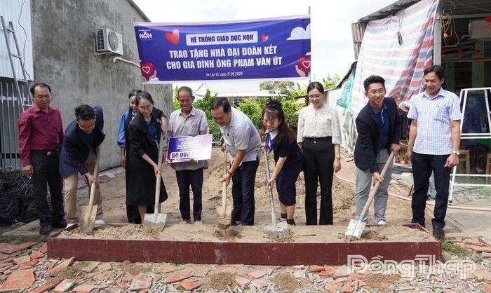  Các đại biểu thực hiện nghi thức khởi công căn nhà Đại đoàn kết.