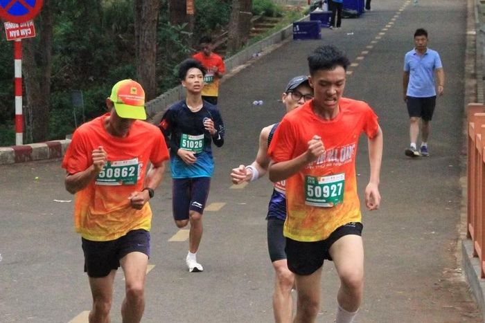 Địa hình dốc đặc trưng của phố núi mang đến nhiều thử thách cho các runner. Ảnh: Hoàng Hoài 