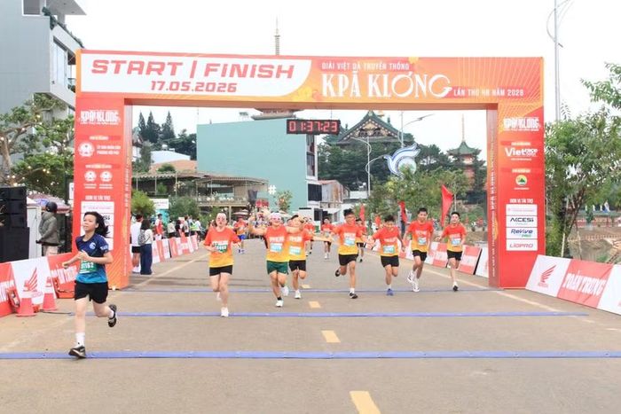  Các runner trẻ mang đến không khí sôi động trên những cung đường phố núi. Ảnh: Hoàng Hoài 