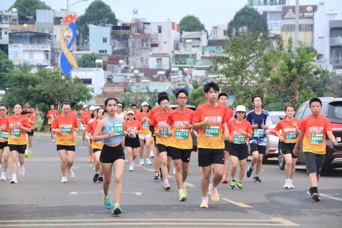  Những tuyến đường phố núi rực rỡ với sắc cam của Giải Việt dã truyền thống Kpă Klơng lần thứ 46. Ảnh: Hoàng Hoài 