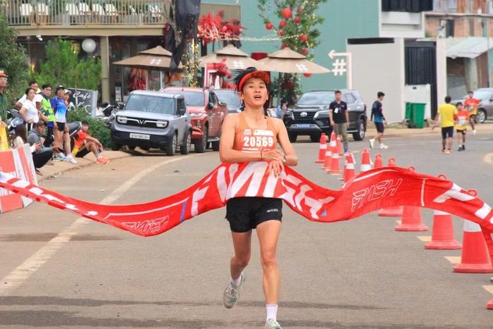  VĐV Nguyễn Thị Duyên về nhất cự ly 21 km nữ. Ảnh: Hoàng Hoài 