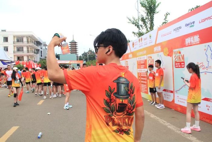  Ngay sau khi nhận bib vào ngày 16-5, Phan Nhật Minh đã tự “custom” chiếc áo mang đậm dấu ấn Pleiku để tham gia giải chạy. Ảnh: Hoàng Hoài 