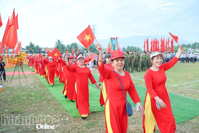 Thành viên Câu lạc bộ dưỡng sinh liên thế hệ tham gia diễu hành biểu dương lực lượng.