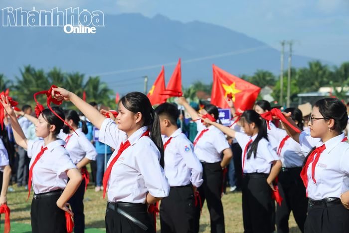 Học sinh Trường THCS Nguyễn Gia Thiều tham gia đồng diễn trong lễ khai mạc.