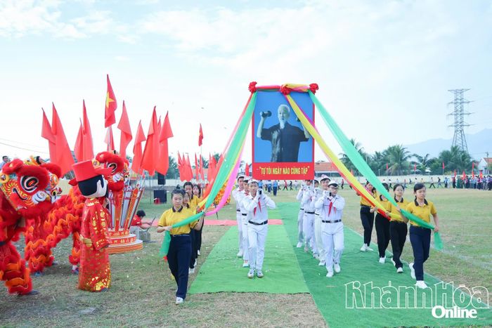 Nghi thức rước chân dung Chủ tịch Hồ Chí Minh trong lễ khai mạc Đại hội Thể dục thể thao xã Tân Định.