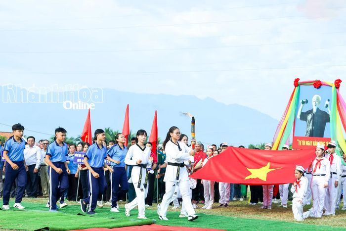 Các vận động viên tham gia nghi thức rước đuốc.