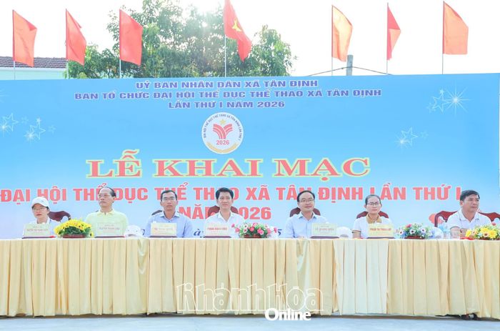 Lãnh đạo xã Tân Định dự lễ khai mạc đại hội.
