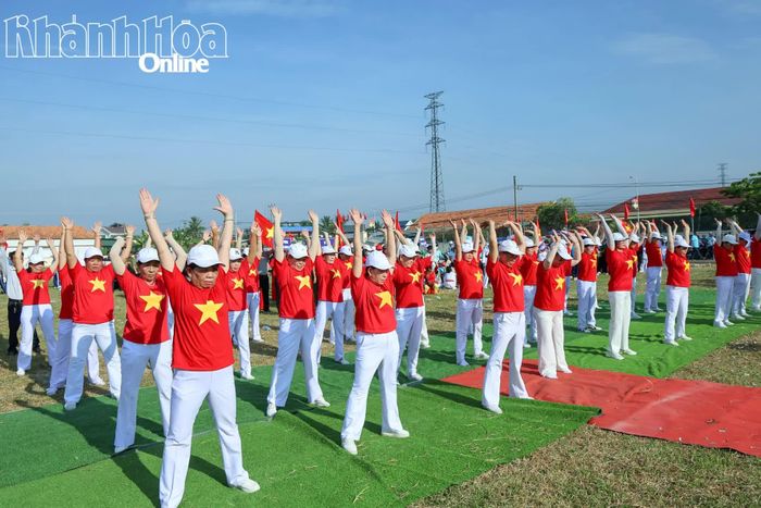 Màn biểu diễn thể dục dưỡng sinh.