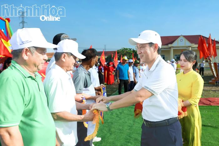 Ông Phan Xuân Hòa - Bí thư Đảng ủy, Chủ tịch HĐND xã Tân Định trao cờ lưu niệm cho các đoàn vận động viên.