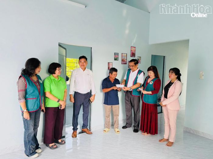 Đại diện Hội Bảo trợ người khuyết tật, bệnh nhân nghèo và quyền trẻ em tỉnh trao quà cho gia đình ông Hà Chang.
