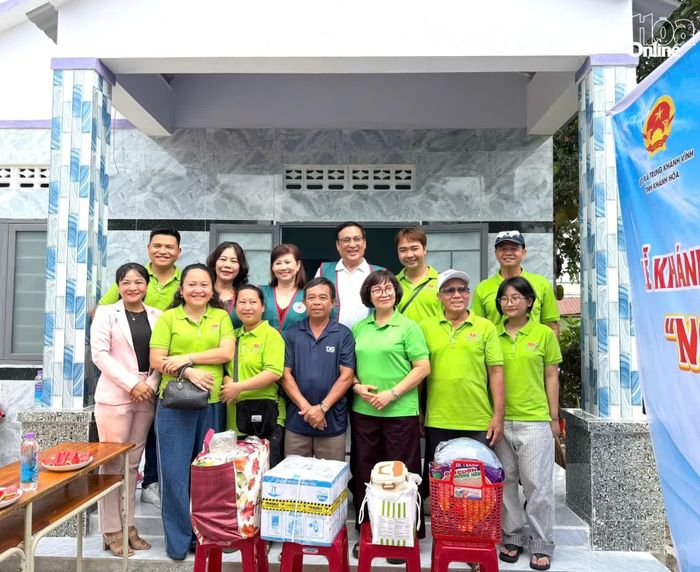 Gia đình ông Hà Chang nhận quà từ địa phương và các nhà hảo tâm.