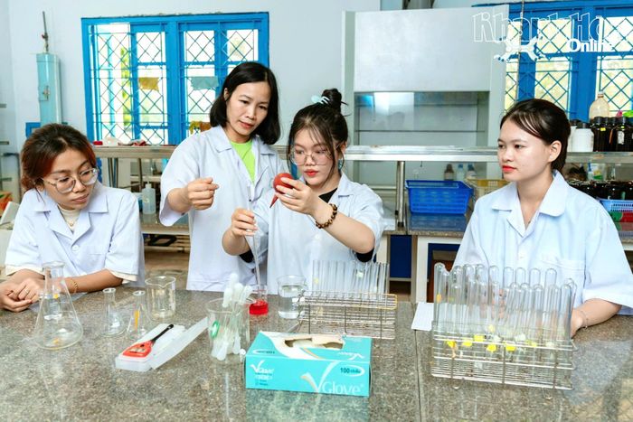 Sinh viên ngành Kỹ thuật môi trường, Trường Đại học Nha Trang thực hành phân tích mẫu nước tại phòng thí nghiệm. Ảnh: KIM DUNG