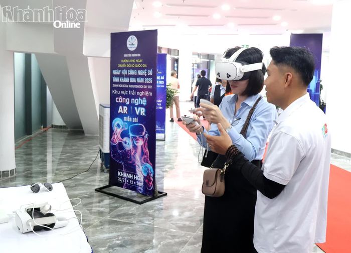 Người dân trải nghiệm công nghệ thực tế ảo AR/VR tại Ngày hội Công nghệ số tỉnh Khánh Hòa năm 2025.