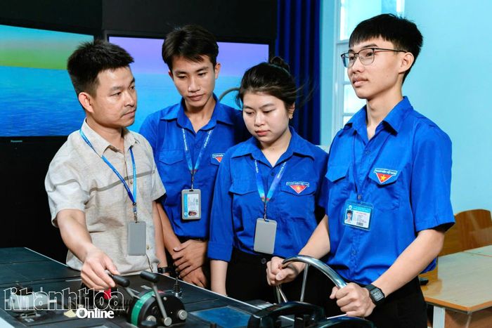 Giảng viên Trường Đại học Nha Trang hướng dẫn thao tác điều động tàu trên hệ thống mô phỏng cho sinh viên ngành Khai thác thủy sản. Ảnh: KIM DUNG