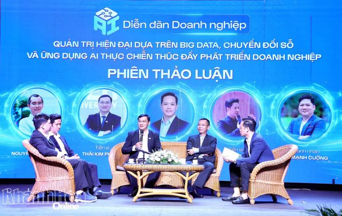 Các chuyên gia công nghệ số trao đổi với các doanh nghiệp về những vướng mắc cụ thể.