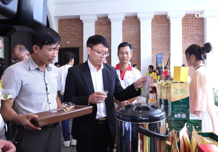 Phó Chủ tịch UBND tỉnh Nguyễn Thanh Hà tham quan một gian hàng của doanh nghiệp Khánh Hòa.