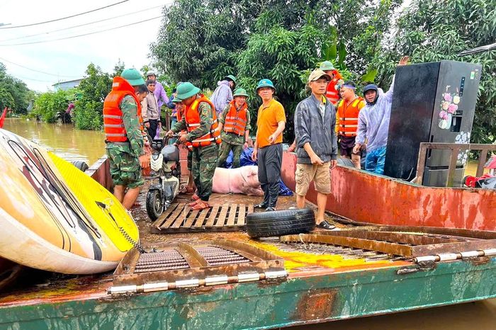 Cán bộ, chiến sĩ Ban Chỉ huy Phòng thủ khu vực 2 hỗ trợ sơ tán tài sản cho người dân trong đợt mưa lũ năm 2025 (Ảnh tư liệu)