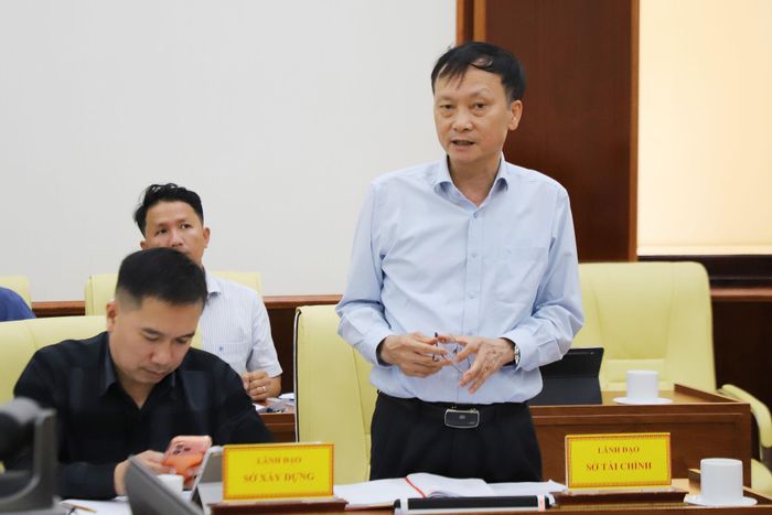 Phó Giám đốc Sở Tài chính Trần Đình Ninh phát biểu tại cuộc họp