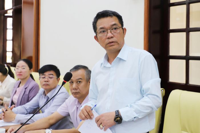 Lãnh đạo Ban Quản lý dự án khu vực Đắk Mil báo cáo công tác thực hiện các dự án