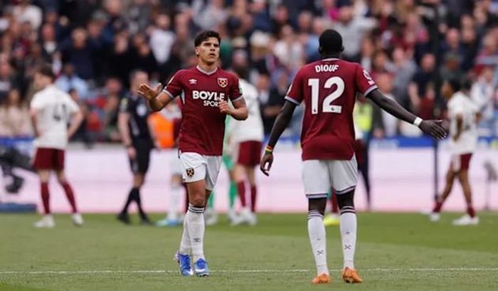 West Ham phải cạnh tranh suất trụ hạng với Spurs.