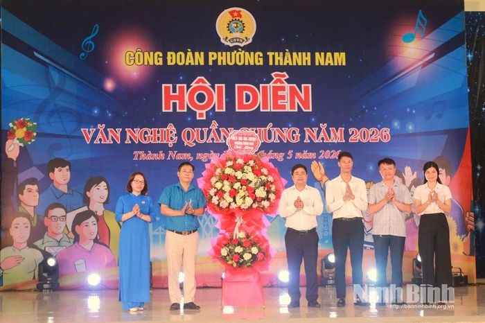 Các đồng chí lãnh đạo phường Thành Nam và các ban, ngành trên địa bàn tặng hoa chúc mừng hội diễn.