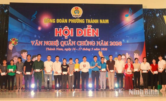 Đồng chí Nguyễn Hải Long, Tỉnh ủy viên, Phó Chủ tịch Ủy ban MTTQ Việt Nam tỉnh, Chủ tịch LĐLĐ tỉnh; lãnh đạo phường Thành Nam tặng quà cho CNLĐ có hoàn cảnh khó khăn.