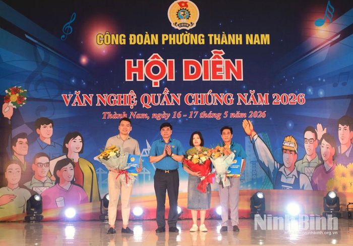 Đồng chí Nguyễn Hải Long, Tỉnh ủy viên, Phó Chủ tịch Ủy ban MTTQ Việt Nam tỉnh, Chủ tịch LĐLĐ tỉnh trao Quyết định thành lập CĐCS cho các đơn vị.
