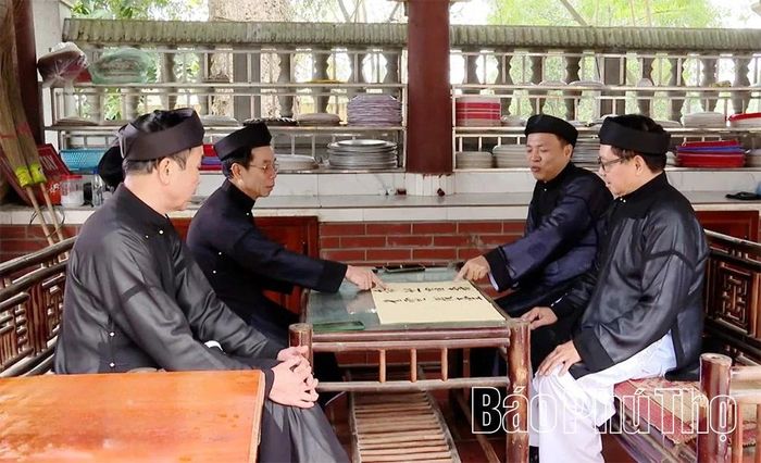 Các thành viên CLB trao đổi sau giờ học.