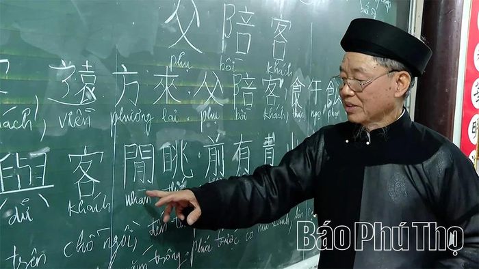 Ông Vũ Văn Cứu là một trong những thành viên đứng lớp truyền dạy chữ Nôm tại Thổ Tang.