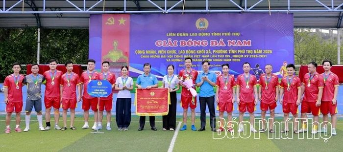 Ban tổ chức trao cờ, Huy chương Bạc cho đội bóng Công đoàn phường Hòa Bình.