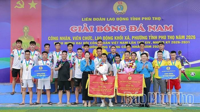Ban tổ chức trao cờ và Huy chương Đồng cho 2 đội bóng Công đoàn xã Cẩm Khê và Công đoàn xã Bình Nguyên.