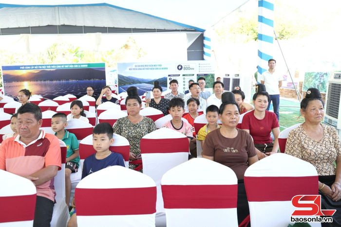 Đông đảo nhân dân tham dự tổng duyệt.