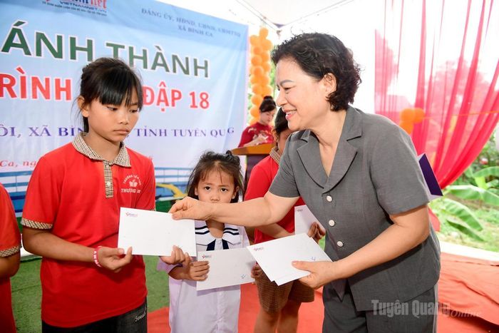Đồng chí Vũ Thị Bích Việt, nguyên Ủy viên Ban Thường vụ Tỉnh ủy, nguyên Phó Chủ tịch UBND tỉnh, Chủ tịch Hội Khuyến học tỉnh tặng quà cho các em học sinh có hoàn cảnh khó khăn vươn lên trong học tập.