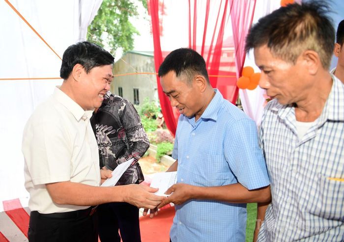 Đồng chí Mai Đức Thông, Ủy viên BCH Đảng bộ tỉnh, Giám đốc Báo và phát thanh, truyền hình Tuyên Quang tặng quà cho các hộ nghèo, gia đình chính sách trên địa bàn thôn Đồng Trôi, xã Bình Ca.