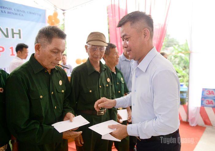 Đồng chí Nguyễn Văn Bá, Tổng Biên tập Báo Vietnamnet tặng quà cho các hộ gia đình chính sách, hộ nghèo trên địa bàn thôn Đồng Trôi, xã Bình Ca.