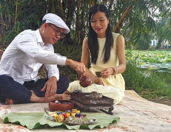 Thưởng trà sen bên bờ hồ Tịnh Tâm vào mỗi sớm mai