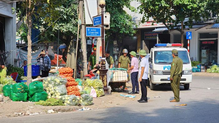 Thiếu tá Nguyễn Đức Quý, Phó Đội trưởng Đội CSGT đường bộ số 1 (Công an tỉnh Bắc Ninh) cho biết, từ đầu năm đến nay, đơn vị đã xử phạt hơn 30 trường hợp đi vào đường cấm, dừng đỗ trái phép và đỗ xe trên vỉa hè quanh khu vực chợ Hòa Đình.