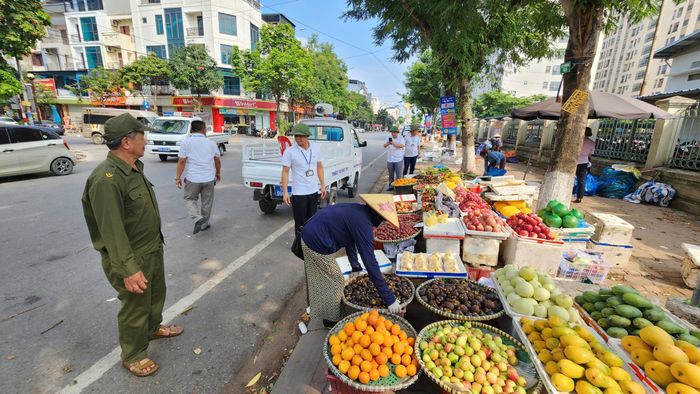 Ông Nguyễn Huy Sinh, Phó Giám đốc Trung tâm Cung ứng dịch vụ sự nghiệp công phường Võ Cường cho biết, lực lượng chức năng thường xuyên chia ca tuần tra, nhắc nhở và thu giữ tang vật vi phạm. Tuy nhiên, sau một thời gian ngắn, tình trạng lấn chiếm vỉa hè, lòng đường lại tái diễn.