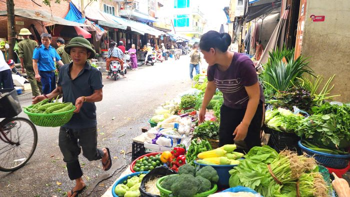 Anh Phạm Văn Tâm, tiểu thương bán rau trên phố Hồ Ngọc Lân, cho biết các hộ kinh doanh từng chuyển vào chợ Khu phố Thị Chung buôn bán nhưng do ít khách nên không thể duy trì.