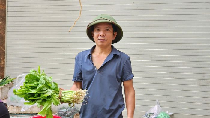 “Bất đắc dĩ chúng tôi mới phải quay ra bán ngoài đường. Người mua có thói quen tiện đâu mua đấy nên tiểu thương cũng phải chiều theo nhu cầu của khách”, anh Tâm chia sẻ.