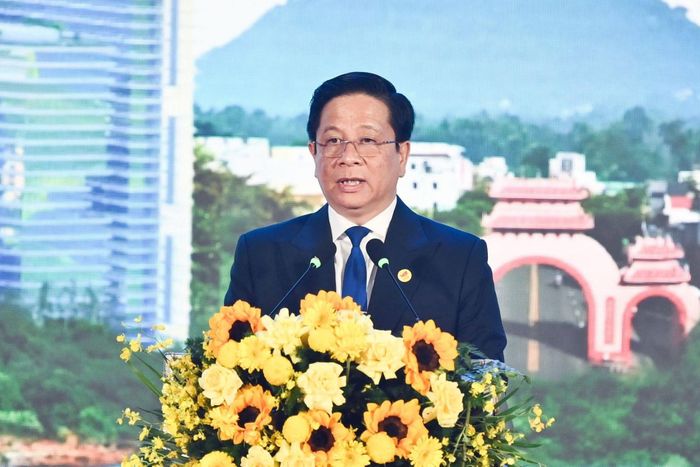 Ủy viên Ban Chấp hành Trung ương Đảng, Phó Bí thư Tỉnh ủy, Chủ tịch UBND tỉnh Hồ Văn Mừng phát biểu khai mạc Hội nghị.