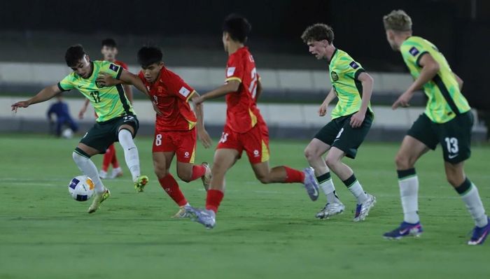 Hiệp một khép lại với tỷ số 1-0 nghiêng về U17 Australia. Ảnh: VFF