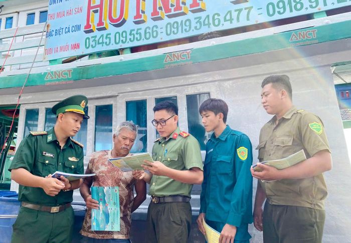 Công an TP Cần Thơ phối hợp tuyên truyền đến ngư dân về việc không thai thác thủy sản trái phép.