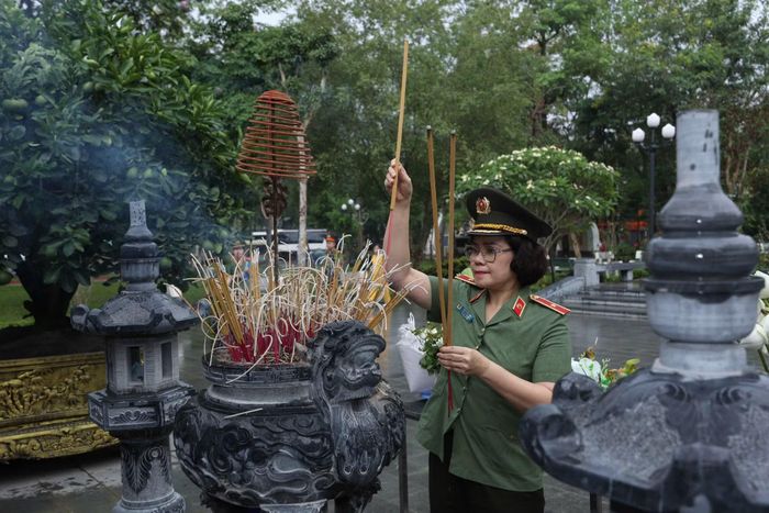 Thiếu tướng Ngô Hoài Thu dâng hương tưởng niệm Anh hùng lực lượng vũ trang nhân dân Võ Thị Sáu.