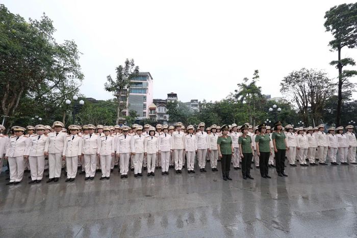 Đoàn đại biểu Phụ nữ Công an tiêu biểu và Nữ Công an cơ sở xuất sắc năm 2025 dâng hương tưởng niệm Anh hùng lực lượng vũ trang nhân dân Võ Thị Sáu.