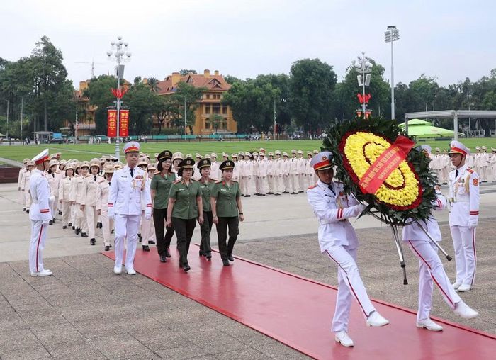 Đoàn đại biểu Phụ nữ Công an tiêu biểu và Nữ Công an cơ sở xuất sắc năm 2025 vào Lăng viếng Chủ tịch Hồ Chí Minh.