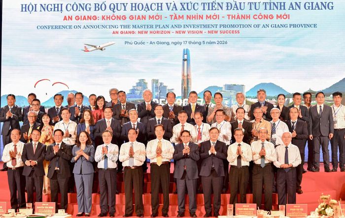 Các đại biểu tham dự hội nghị chụp hình lưu niệm.
